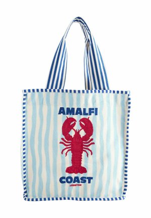 Blau-weiß gestreifte Einkaufstasche mit blauen Griffen, vorne mit einem roten Hummer und dem Schriftzug "AMALFI COAST LOBSTER".