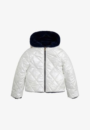 Giacca trapuntata imbottita in bianco lucido con cappuccio in pelliccia sintetica blu navy. Presenta una cerniera frontale e un motivo trapuntato diagonale.