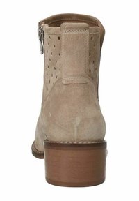 Bottine en suède beige avec fermeture éclair, motif perforé sur les côtés, talon en bois empilé et languette de tirage renforcée à l'arrière.