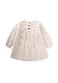 Robe blanche à manches longues avec une finition texturée, dotée d'un dos boutonné et d'une taille plissée pour une coupe ample.