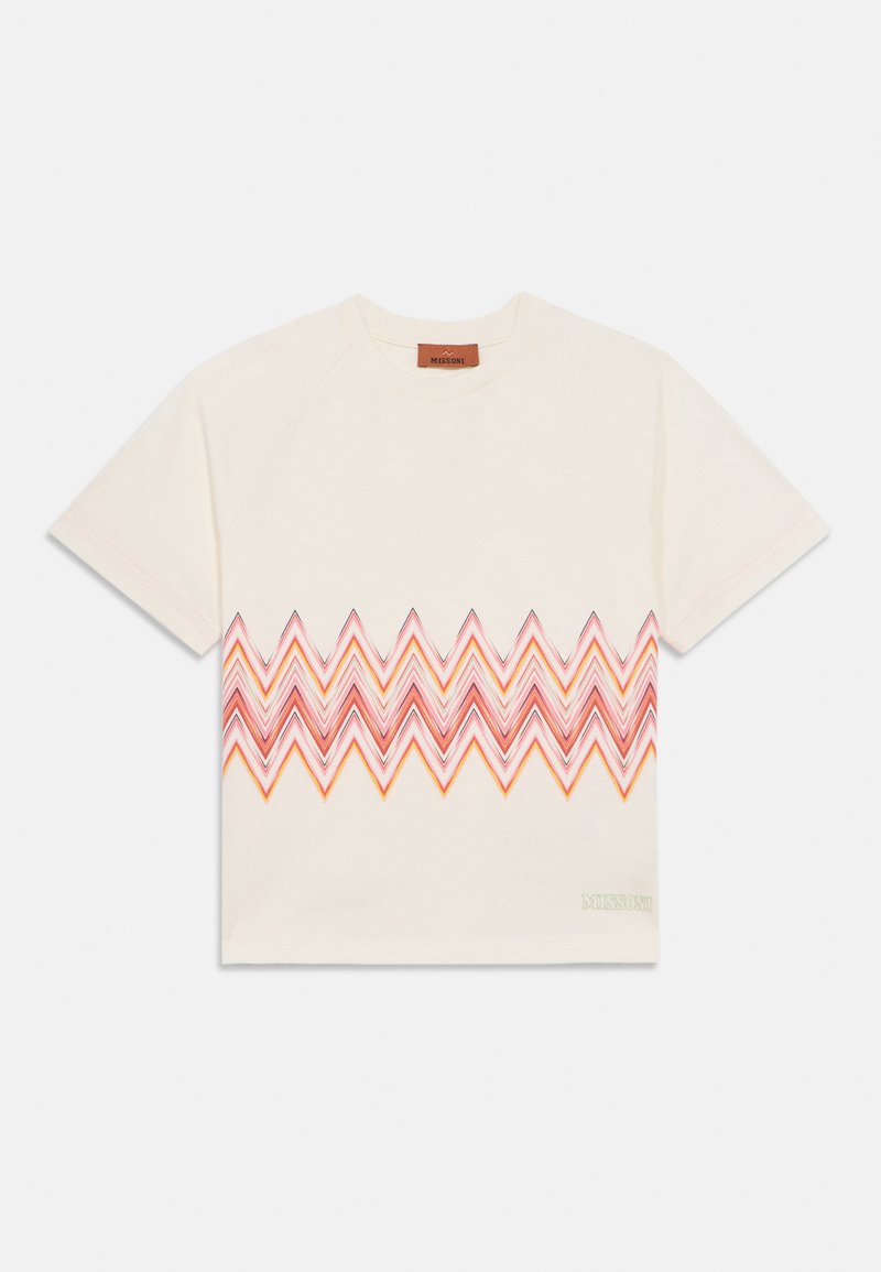 Λευκό βαμβακερό μπλουζάκι με ζιγκ ζαγκ μοτίβο σε αποχρώσεις του ροζ, πορτοκαλί και κόκκινου. Διαθέτει μανίκια ραγκλάν και μικρό πράσινο λογότυπο.