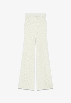 Weiße Hosen mit weitem Bein aus perforiertem, atmungsaktivem Mesh-Gewebe und elastischem Bund.