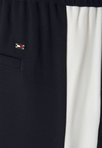 Navy- und weiße Sportshorts aus strukturiertem Stoff, mit einem kleinen Marken-Detail aus Metall und einer Seitentasche.
