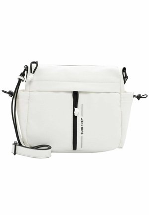 Bolso blanco bandolera con cremallera negra, correa ajustable, bolsillos laterales y marca "SURI FREY" en el bolsillo delantero.
