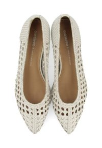 Scarpe slip-on bianche in tessuto intrecciato con un upper testurizzato e un motivo traforato, e una soletta beige liscia. Senza hardware o accenti visibili.