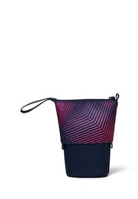 Reißverschlusstasche mit einem geometrischen Muster in Rot und Lila auf einem schwarzen Hintergrund, mit einer strukturierten marineblauen Basis und einem Tragegurt.