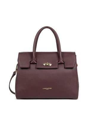 Sac à main en cuir bordeaux avec des poignées supérieures et une bandoulière amovible. Il présente une fermeture à rabat, du matériel en métal doré et un logo embossé.