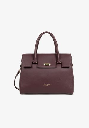 Sac à main en cuir bordeaux avec des poignées supérieures et une bandoulière amovible. Il présente une fermeture à rabat, du matériel en métal doré et un logo embossé.
