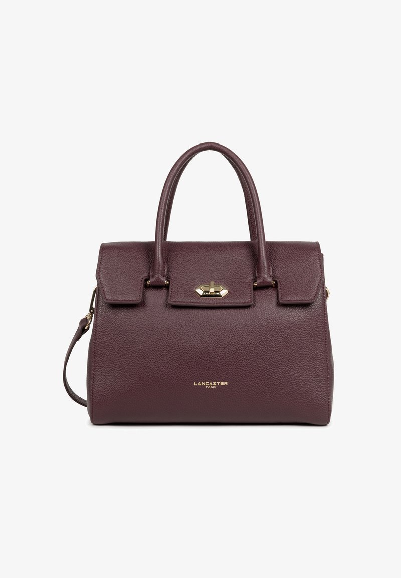Borsa in pelle color bordeaux con manici superiori e tracolla removibile. Presenta una chiusura a patta, ferramenta dorata e logo in rilievo.