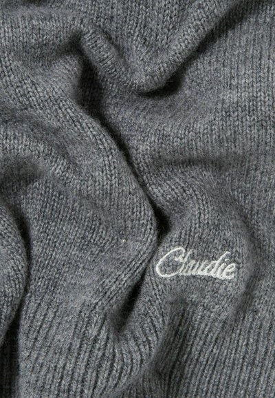 Tessuto a maglia grigio caratterizzato da una morbida texture, con un motivo a costine e logo ricamato "Chaudie" in grigio chiaro.