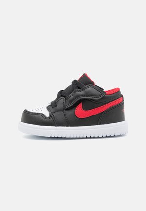 1 LOW ALT UNISEX - Zapatillas de baloncesto - black/fire red/white