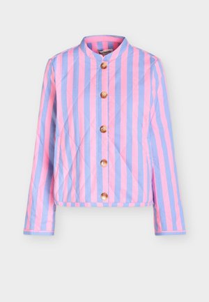 Ilgi rankovėmis siuvinėta striukė su vertikaliomis rožinėmis ir violetinėmis juostelėmis, apvalia apykakle ir penkiais dideliais rudos spalvos mygtukais priekyje.