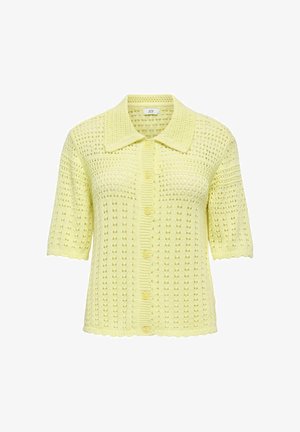 Cardigan court en crochet jaune clair à manches courtes avec un col pointu et une fermeture boutonnée devant, présentant un délicat motif ajouré.