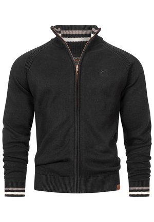 Schwarzer Zip-Hoodie mit gerippten Bündchen und Saum. Verfügt über eine gestreifte Krageninnenseite und ein dezentes Logo-Detail auf der Brust. Stricktextur.