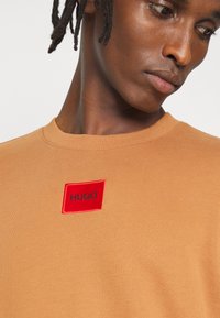 HUGO DIRAGOL - Camisola - medium brown