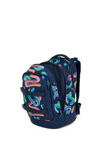 Zaino blu navy con motivi astratti ondulati multicolori, tasche anteriori con cerniera, spallacci imbottiti e cinghie di compressione laterali.