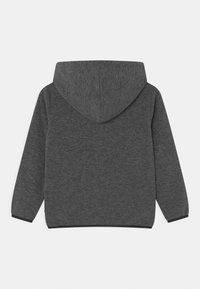 Felpa grigia con cappuccio, realizzata in tessuto morbido e dotata di un grande cappuccio. Presenta un design semplice, maniche lunghe e polsini e orlo a costine. Non ci sono loghi o accenti visibili.