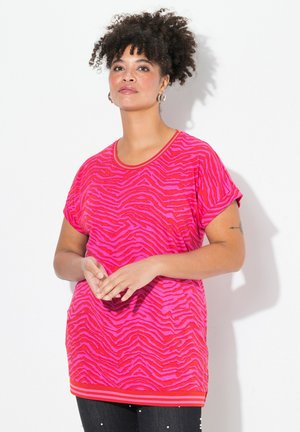 Roze T-shirt met een gestreept zebra patroon, ronde halslijn, korte mouwen en een effen gestreepte zoom in een iets donkerder roze.