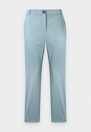 Pantalon bleu clair ajusté avec un bouton à l'avant, des passants de ceinture et une coupe droite, sur un fond uni.