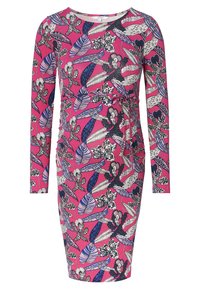 Robe à manches longues d'un rose vif avec des motifs floraux et de feuilles en noir, blanc et bleu. Caractérisée par une coupe ajustée et un nœud décoratif à la taille.