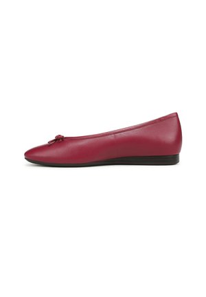 Ballerina in pelle rossa con punta arrotondata, piccolo fiocco sulla parte superiore e tacco basso nero, vista laterale su sfondo bianco.