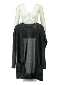 Długi kardigan na otwartej przodzie w ciemnoszarym kolorze, wykonany z miękkiej, teksturowanej tkaniny. Posiada dwie przednie kieszenie i luźny fason.