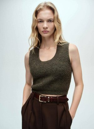 Top senza maniche lavorato a maglia verde oliva con scollatura a girocollo, abbinato a pantaloni marroni a vita alta e una cintura marrone con fibbia in metallo.