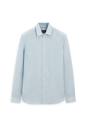 Chemise habillée homme bleu clair à manches longues avec col et boutons blancs sur le devant, posée à plat sur un fond blanc.