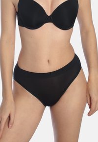 Schwarze, hochgeschnittene Pantys aus leichtem, durchscheinendem Gewebe mit einem glatten Bund, die eine elegante und nahtlose Passform bieten.