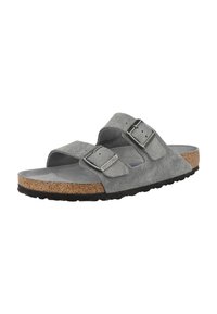 Grijze suède Birkenstock sandaal met twee verstelbare gespen en een kurken voetbed op een zwarte zool.