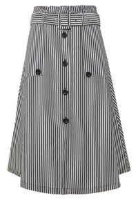 Pruhovaná sukně s páskem v pase, má rozšířený tvar, přední knoflíky a dvě boční kapsy. Materiál je lehká látka v černé a bílé barvě.
