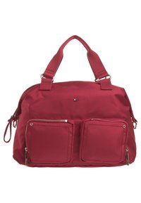 Punainen nailonihandbag, jossa on kaksinkertaiset vetoketjulliset etutaskut, tukevat yläkahvat ja helposti saavutettava pääosasto. Sujuva tekstuuri, suorakulmainen muoto.