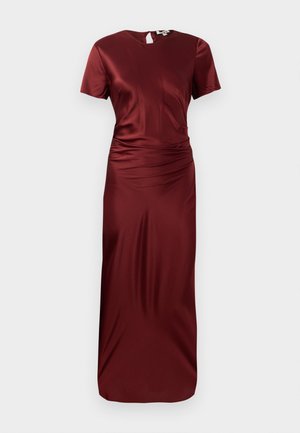 Robe en satin bordeaux avec un haut ajusté, des manches courtes et un dos en forme de trou de serrure. Présente des détails froncés à la taille et une jupe fluide.
