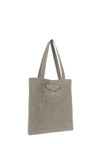 Sac à tote en suède gris avec deux longues anses, une poche frontale et un logo embossé discret. Texture lisse, design minimaliste et forme spacieuse.