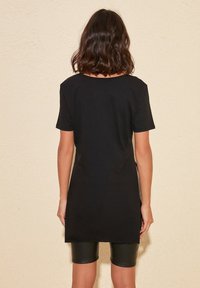 Trendyol Jednoduché tričko - black