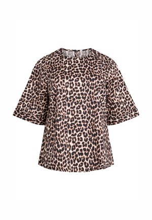 Kra short-sleeve blūze ar leoparda rakstu, apaļu kakla izgriezumu un brīvu piegriezumu uz balta fona.