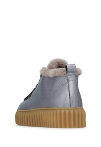 Bottines argentées métalliques avec un dessus en cuir texturé, un col en fourrure, une fermeture éclair sur le côté et une semelle en gomme épaisse et striée.