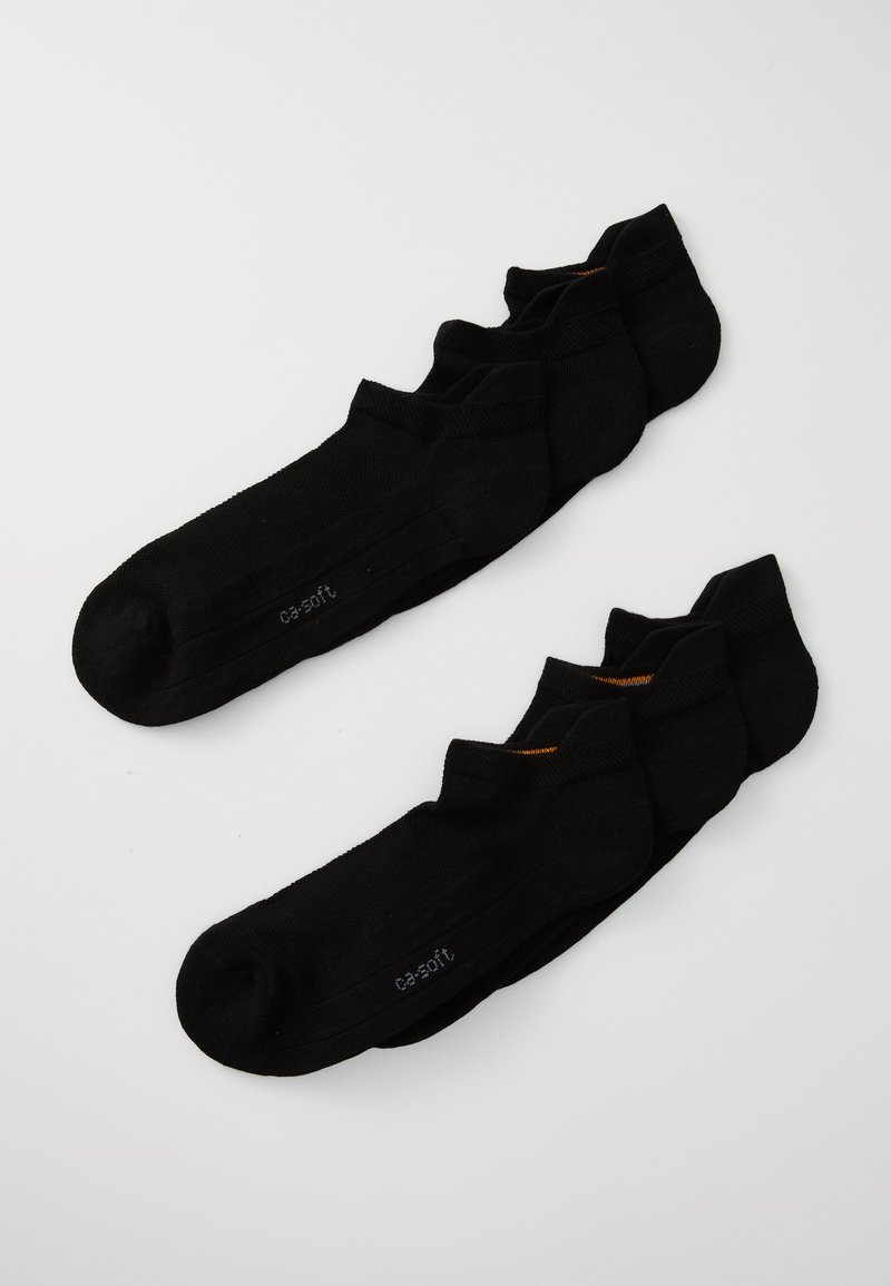 Sosete negre până la glezna, dintr-un material moale, cu textură ribbed. Prezintă un accent portocalie pe marginea superioară și brandingul "ca-soft" pe talpă.