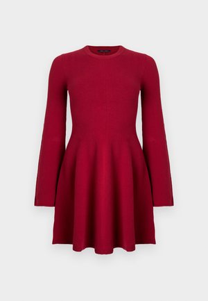 Robe à manches longues, cintrée à la taille et évasée en bas, de couleur bordeaux uni, avec un col rond et une texture lisse.