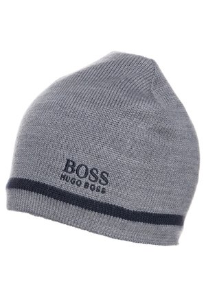 Bonnet en tricot gris avec une bande noire près du bord et "BOSS HUGO BOSS" brodé en noir sur le devant.