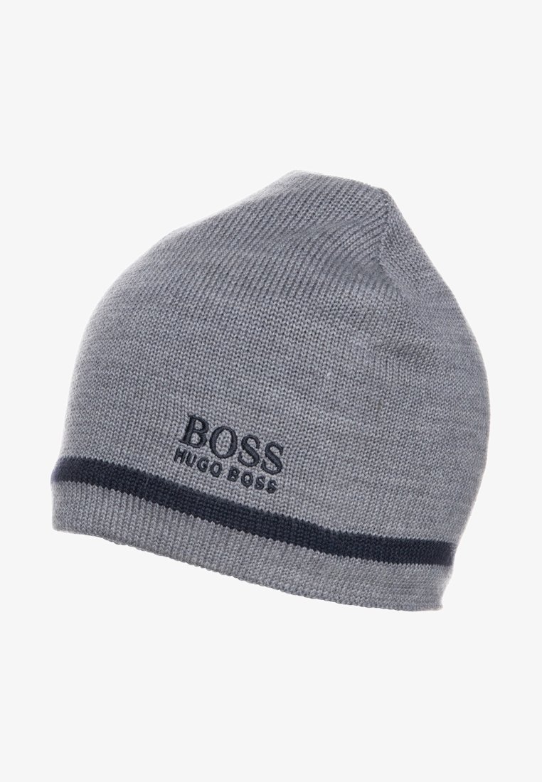 Bonnet en tricot gris avec une bande noire près du bord et "BOSS HUGO BOSS" brodé en noir sur le devant.