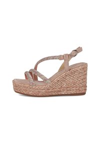 Sandalia de cuña con plataforma de yute trenzado, parte superior de ante en rosa claro y tiras entrecruzadas decoradas con brillantes. Cierre ajustable en el tobillo con hebilla.
