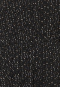 Schwarzes Stoffkleid mit einem sich wiederholenden Muster aus kleinen goldenen Halbmonden und vertikalen Linien. Das Design hat eine geraffte Taille für eine optimale Passform.