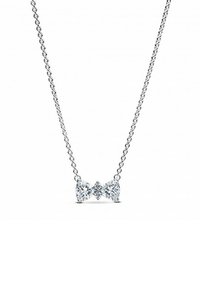 Collana in argento caratterizzata da un design a catena con un centro a forma di fiocco decorato con tre pietre preziose trasparenti.