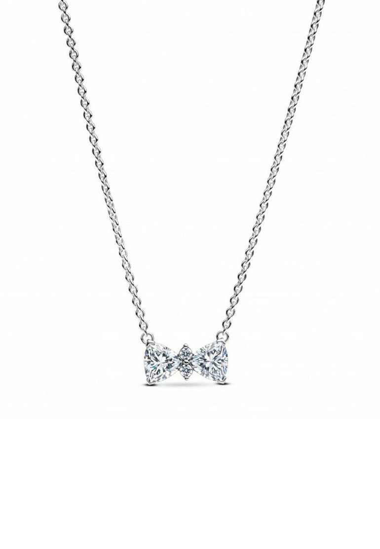 Collana in argento caratterizzata da un design a catena con un centro a forma di fiocco decorato con tre pietre preziose trasparenti.
