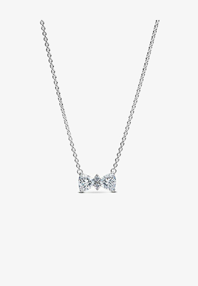 Srebrna ogrlica z verižnim dizajnom in osrednjim delom v obliki mašne, okrašena z tremi prozornimi dragulji.