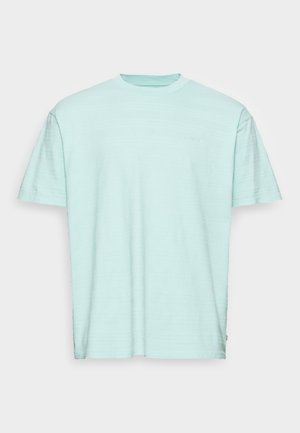 Lyseblå T-shirt med korte ærmer og rund hals med diskrete vandrette striber og lille præget tekst på øverste venstre bryst.