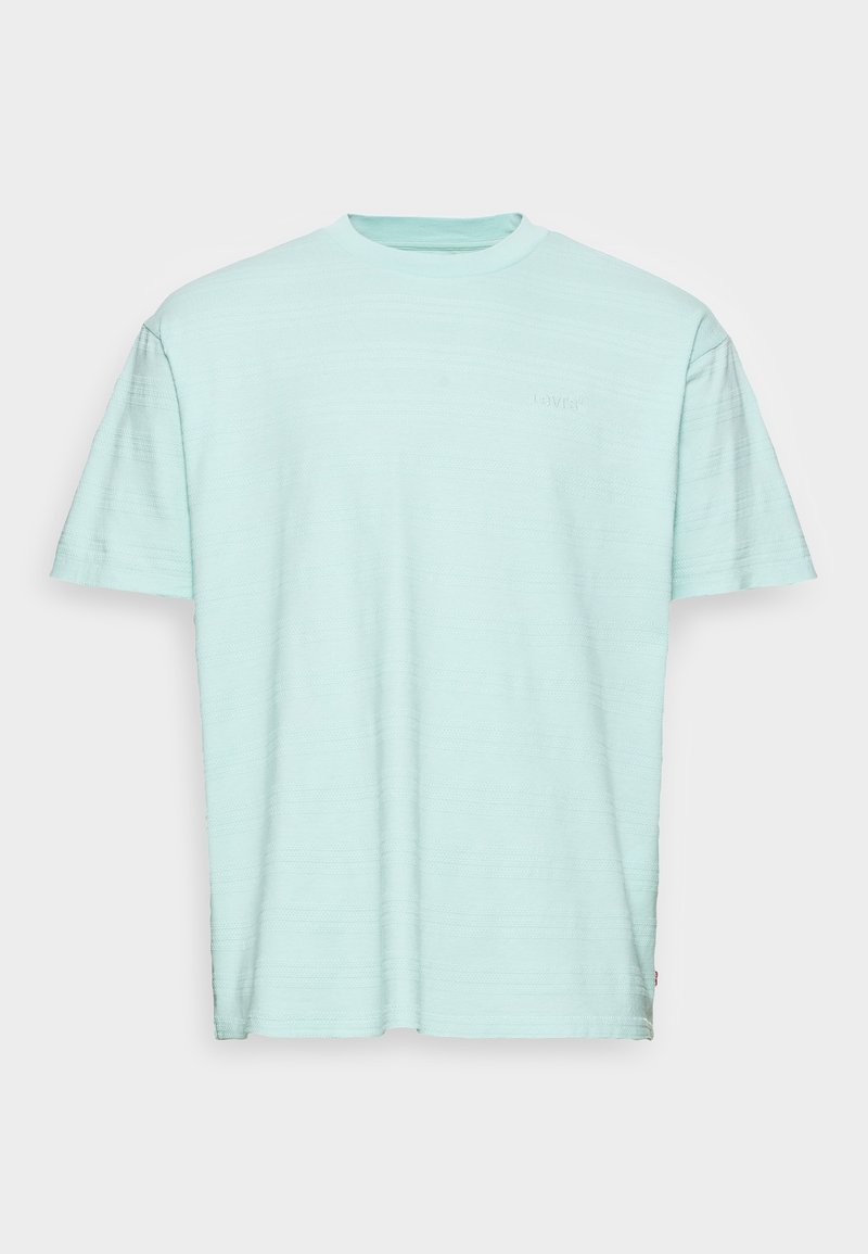 T-shirt bleu clair à manches courtes avec col rond, fines rayures horizontales et petit texte en relief sur le haut à gauche de la poitrine.