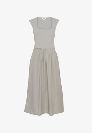 Sivé rebrované tričkové šaty so štvorcovým výstrihom, krátkymi rukávmi a voľnou sukňou do áčka. Mäkký materiál, minimalistický dizajn, dĺžka do polovice lýtok.