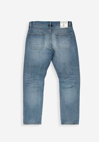 Blaue Jeans aus Denim mit Gesäßtaschen, Gürtelschlaufen und einem weißen Markenschild am Bund, flach auf einem weißen Hintergrund ausgelegt.
